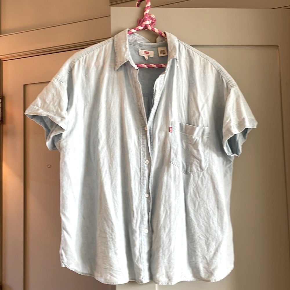 Vintage Levi’s button-down loose-fitting light denim tee